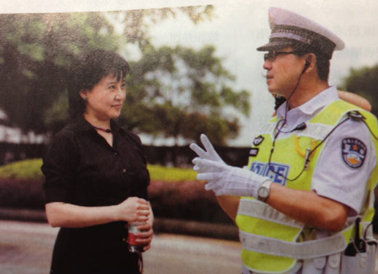 Cốc Khai Lai mang nước đến thăm hỏi Vương Lập Quân trong quá trình Vương Lập Quân đang làm nhiệm vụ ngày 20-8-2010.