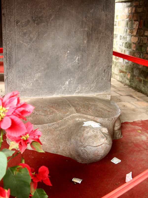 Bên trong, tại dãy văn bia Tiến sĩ vẫn có sự hiện diện của tiền lẻ