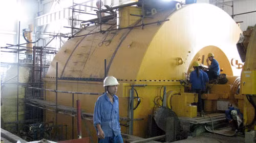 Nhà máy Nhiệt điện Quảng Ninh vẫn trong giai đoạn lắp đặt, chậm trễ so với thời gian hoàn thành dự kiến hàng chục tháng trời. Ảnh: Minh Quang (Tuổi Trẻ)