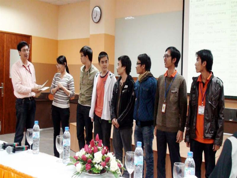 Đại diện FPT Software trao chứng chỉ thực tập cho sinh viên Đại diện FPT Software trao chứng chỉ thực tập cho sinh viên