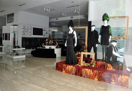 BMilano đang khiến nhiều người đặt dấu hỏi về nguồn gốc hàng hóa. Ảnh: Quốc Thắng. Bên trong cửa hàng Milano