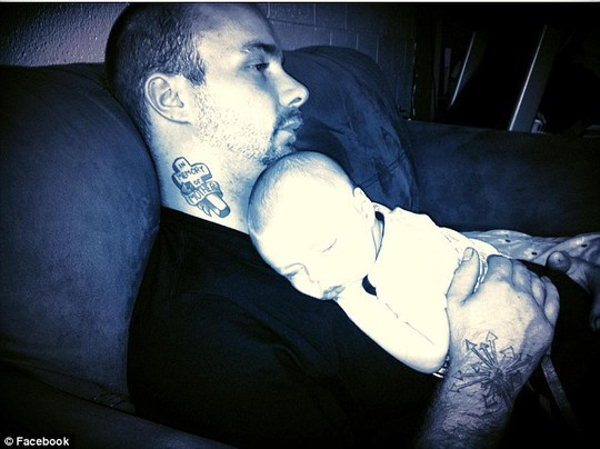 Mèo tấn công, 'bắt' chủ nhà... con tin ảnh 2