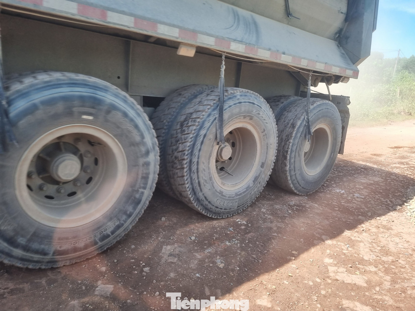 Dù đường cắm biển hạn chế xe trên 10 tấn nhưng xe hàng chục tấn vẫn lưu thông trên tuyến đường này