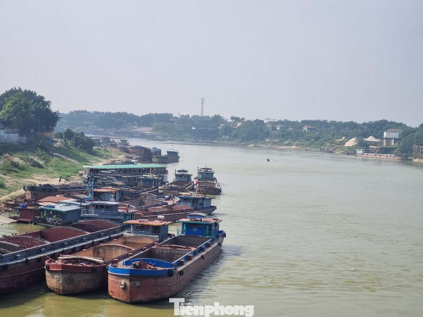 Cảnh thuyền bè tấp nập tại ngã ba sông Bạch Hạc. Cảnh thuyền bè tấp nập tại ngã ba sông Bạch Hạc.