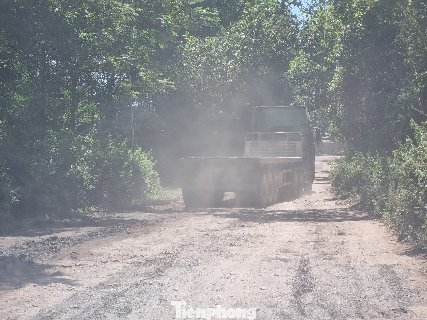 Mỗi khi xe chạy qua bụi bay mù mịt ảnh hưởng đến đời sống nhân dân.