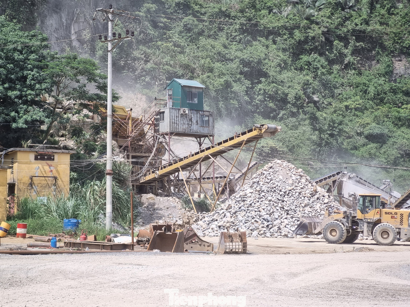 Các doanh nghiệp sản xuất gạch ngói, vật liệu là nguyên nhân chính phá hỏng đường liên xã Cao Sơn.