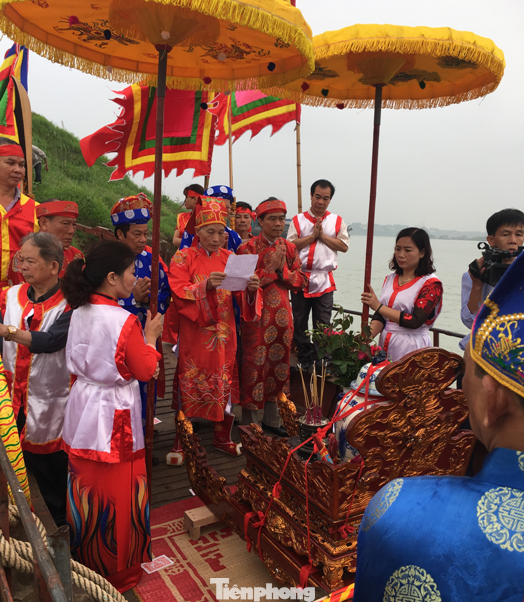 Tục lấy nước thiêng ở ngã ba sông Bạch Hạc tại lễ hội Bạch Hạc, đền Tam Giang. Tục lấy nước thiêng ở ngã ba sông Bạch Hạc tại lễ hội Bạch Hạc, đền Tam Giang.