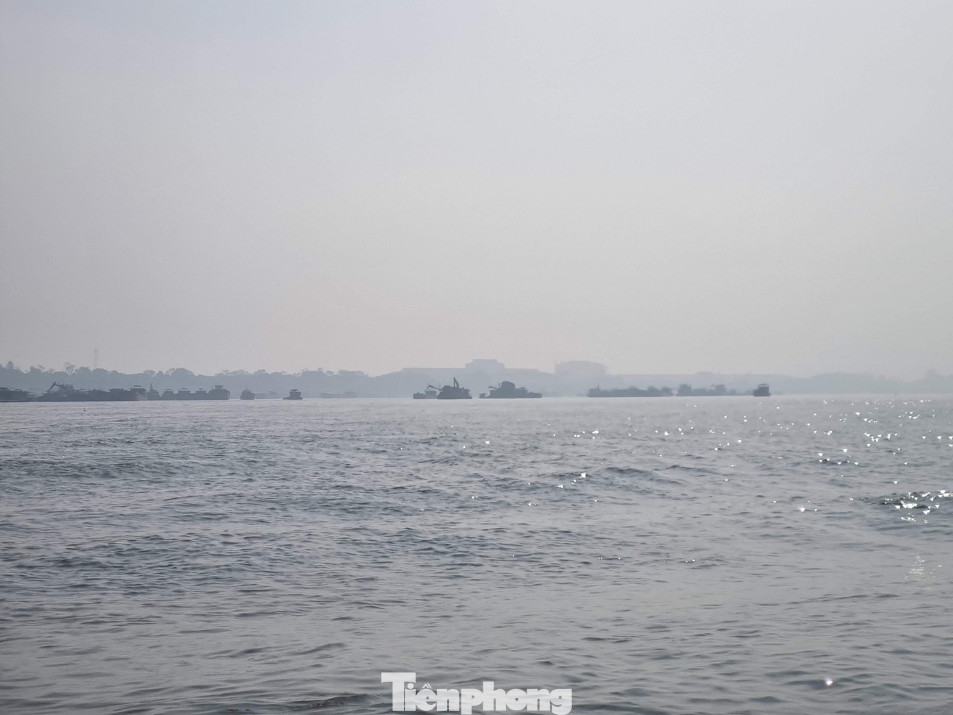 Cảnh mênh mông trời nước linh thiêng tại ngã ba sông Bạch Hạc. Xem đây là vùng linh thiêng nên nhiều người đến khu vực này để lấy nước về thờ cúng, làm lễ. Cảnh mênh mông trời nước linh thiêng tại ngã ba sông Bạch Hạc. Xem đây là vùng linh thiêng nên nhiều người đến khu vực này để lấy nước về thờ cúng, làm lễ.