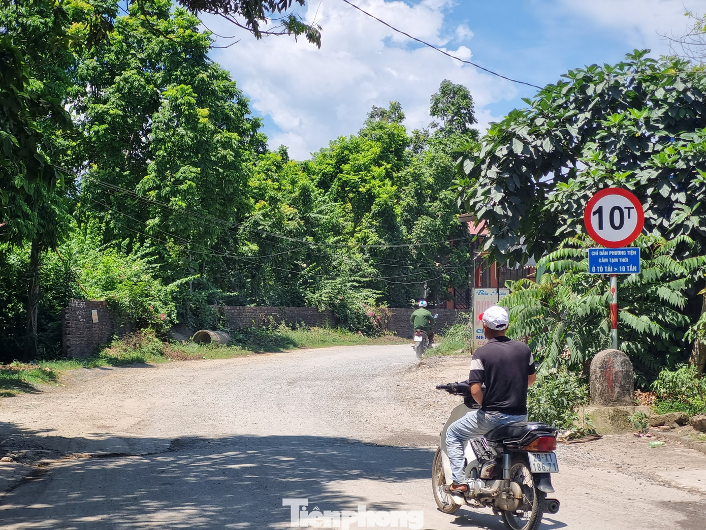 Đường liên xã Cao Sơn được cắm biển cấm xe có tải trọng trên 10 tấn