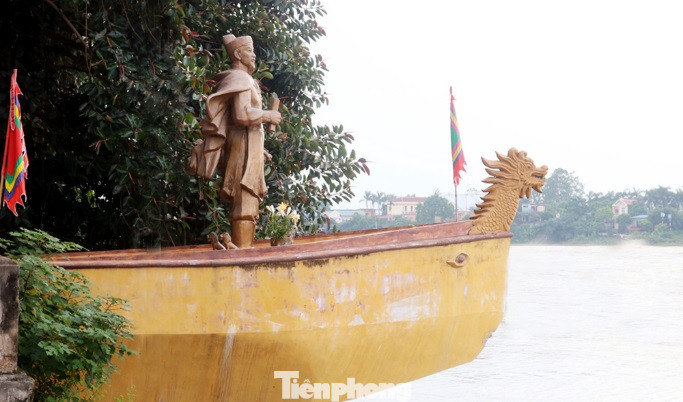 Tượng Chiêu Văn Vương Trần Nhật Duật tại đền Tam Giang. Tượng Chiêu Văn Vương Trần Nhật Duật tại đền Tam Giang.