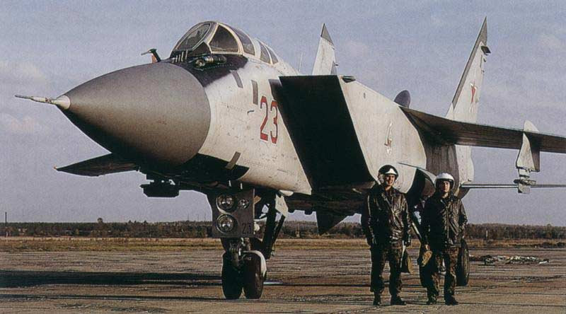 Kíp lái của một chiếc Mig-31B sau giờ bay huấn luyện chiến đấu (www.testpilot.ru).