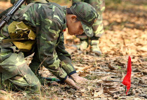 Đào hố vát kiểm tra mìn bẫy. Dùng tay kết hợp với thuốn để tháo gỡ khi phát hiện mìn