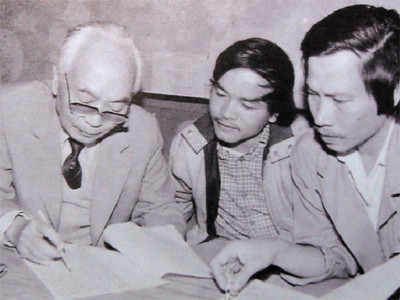 Nhà báo Nguyễn Hoàng Sơn (giữa) cùng nhà báo Xuân Ba với Đại tướng Võ Nguyên Giáp. ẢNH: PHạM YÊN. Nhà báo Nguyễn Hoàng Sơn (giữa) cùng nhà báo Xuân Ba với Đại tướng Võ Nguyên Giáp. ẢNH: PHạM YÊN