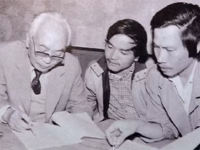 Nhà báo Nguyễn Hoàng Sơn (giữa) cùng nhà báo Xuân Ba với Đại tướng Võ Nguyên Giáp.	ẢNH: PHạM YÊN