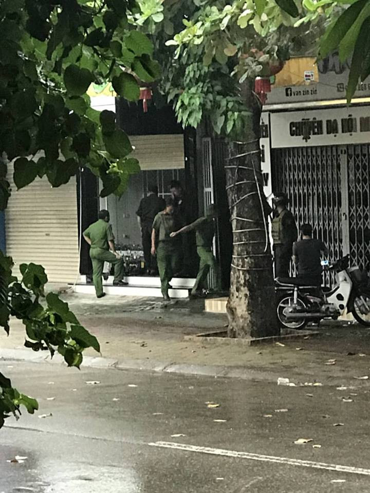 Gần 100 cảnh sát bao vây đối tượng mang hàng nóng tử thủ ảnh 5