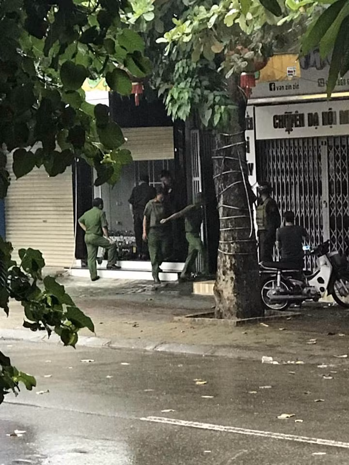 Gần 100 cảnh sát bao vây đối tượng mang hàng nóng tử thủ ảnh 5