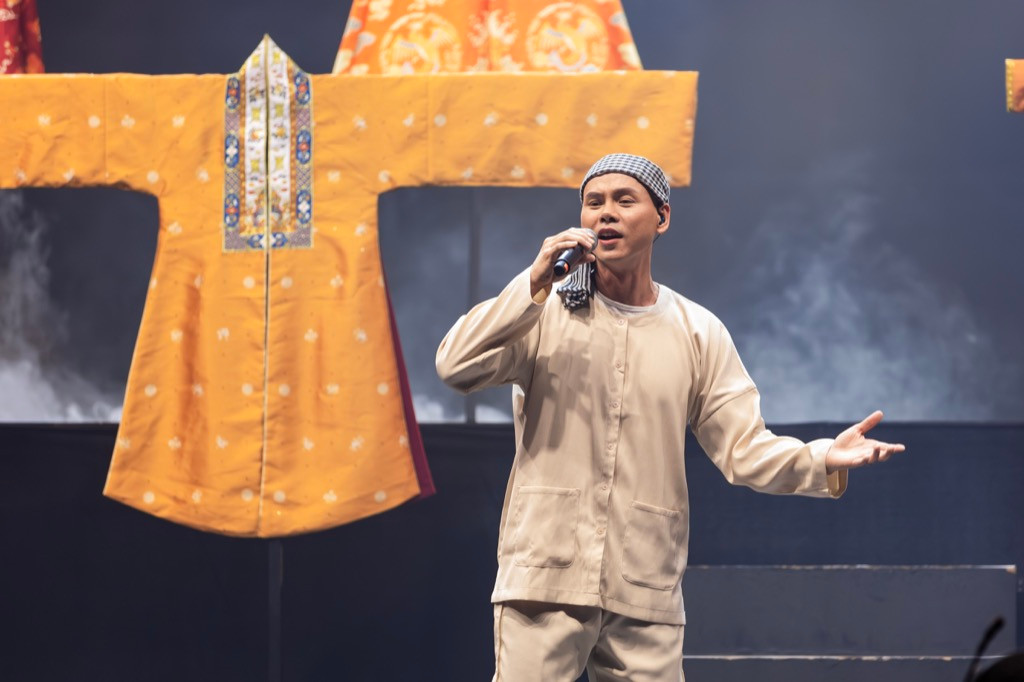 Phan Đinh Tùng thể hiện ca khúc chứa nhiều cảm xúc - Một Vòng Việt Nam. Phan Đinh Tùng thể hiện ca khúc chứa nhiều cảm xúc - Một Vòng Việt Nam.