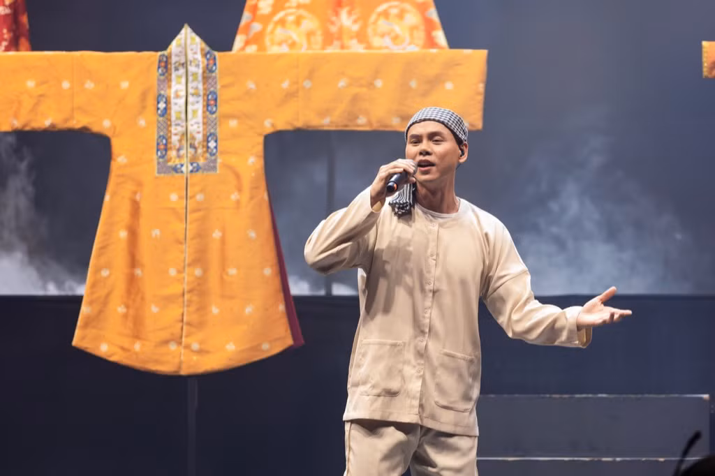 Phan Đinh Tùng thể hiện ca khúc chứa nhiều cảm xúc - Một Vòng Việt Nam.