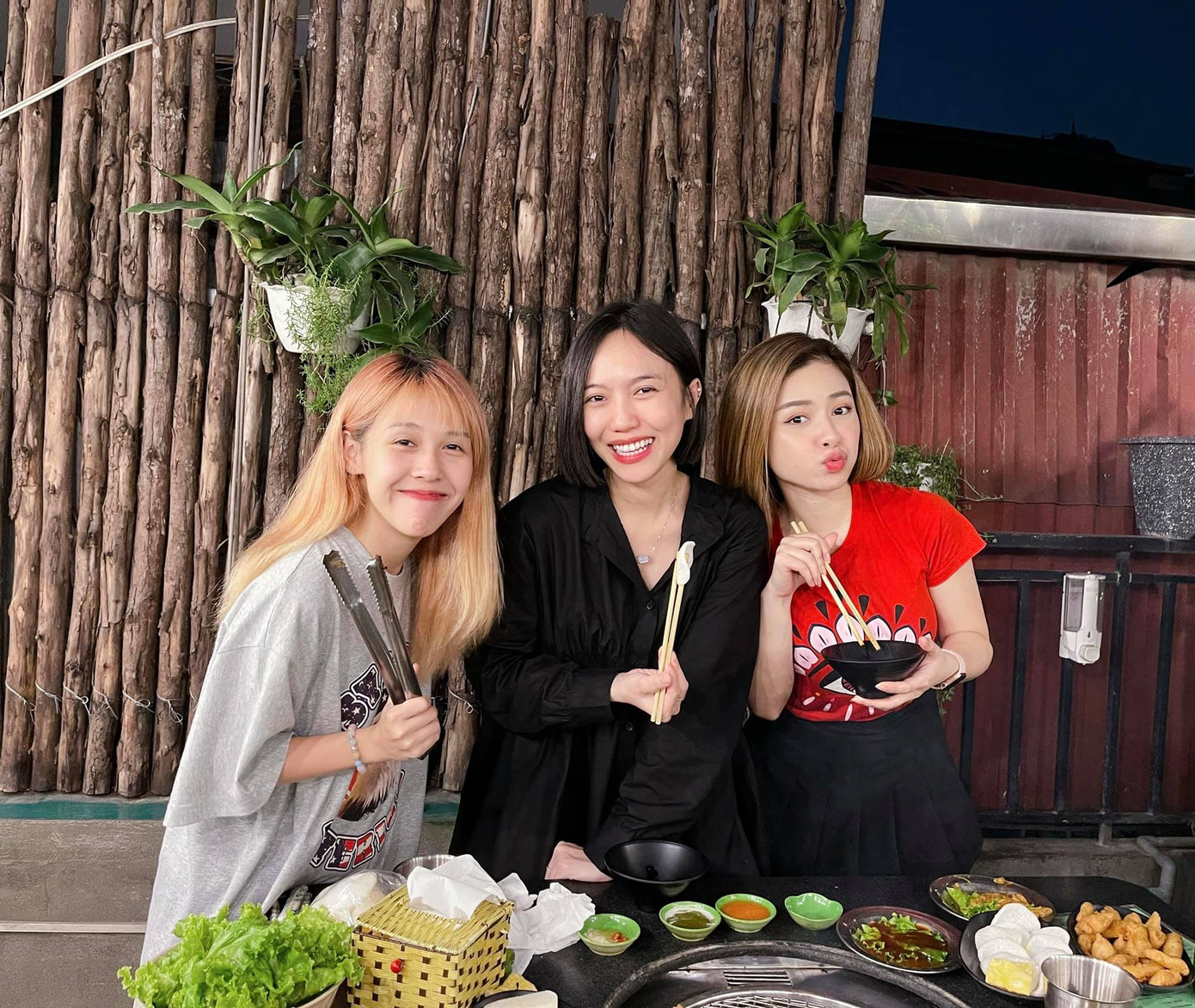 Hậu Hoàng, Diệu Nhi và Dương Hoàng Yến thân thiết sau Sao Nhập Ngũ. Hậu Hoàng, Diệu Nhi và Dương Hoàng Yến thân thiết sau Sao Nhập Ngũ.