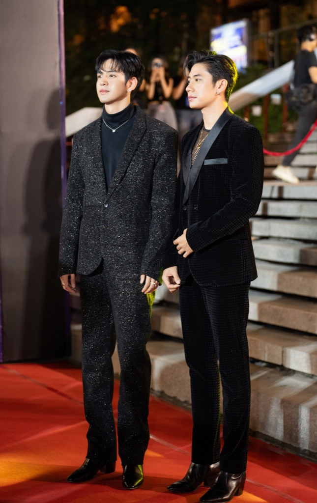 Đông đảo người hâm mộ đều hào hứng trước sự xuất hiện của hai tài tử Thái Lan. Đông đảo người hâm mộ đều hào hứng trước sự xuất hiện của hai tài tử Thái Lan.