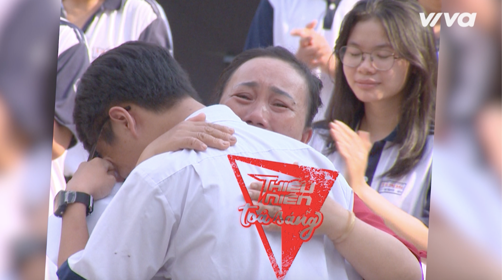 Nam sinh Quốc Đại xúc động ôm lấy mẹ trong chương trình. Nam sinh Quốc Đại xúc động ôm lấy mẹ trong chương trình.