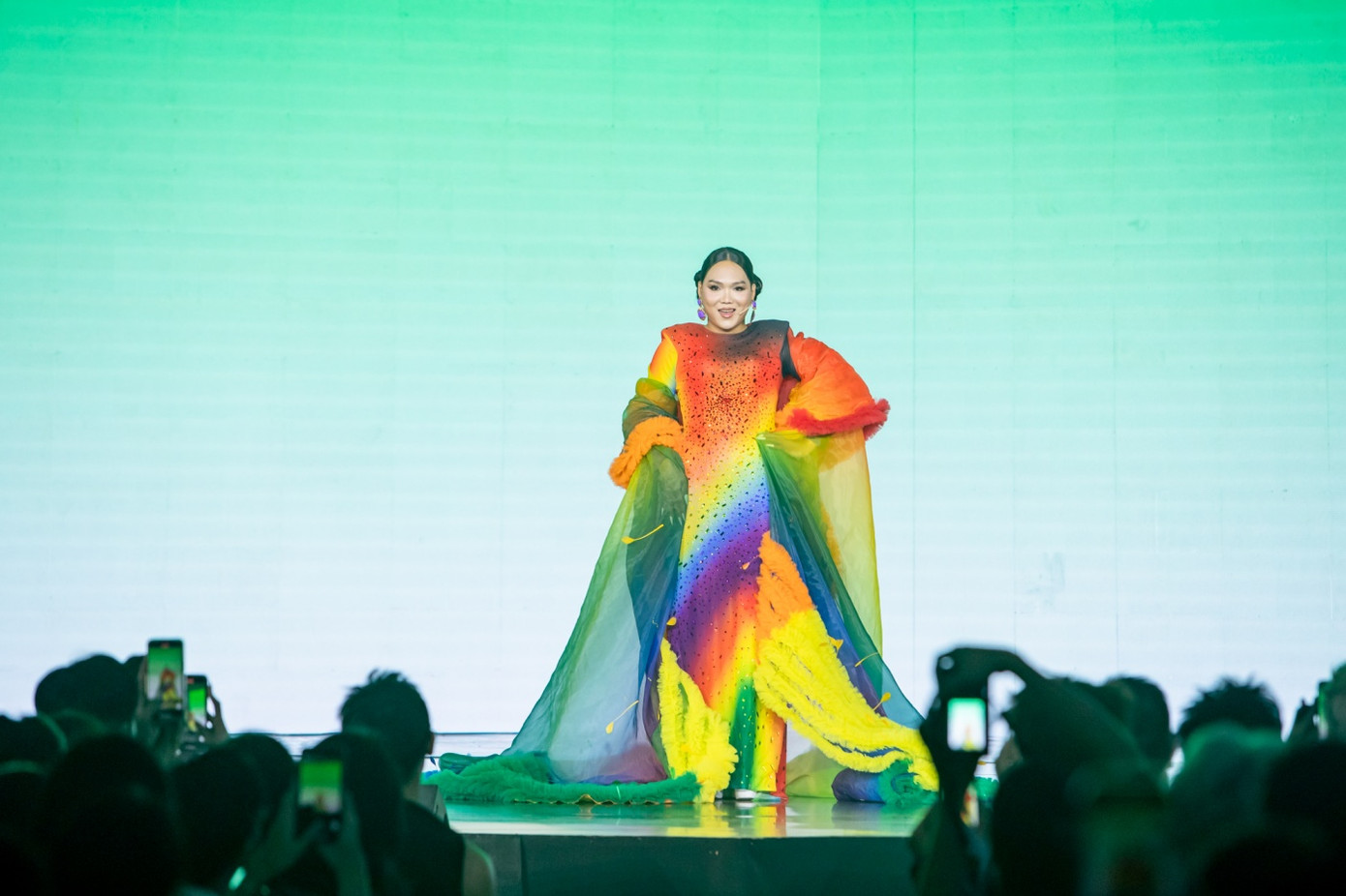 Phạm Thoại diện trang phục thể hiện rõ tinh thần cổ vũ Tháng Tự Hào.