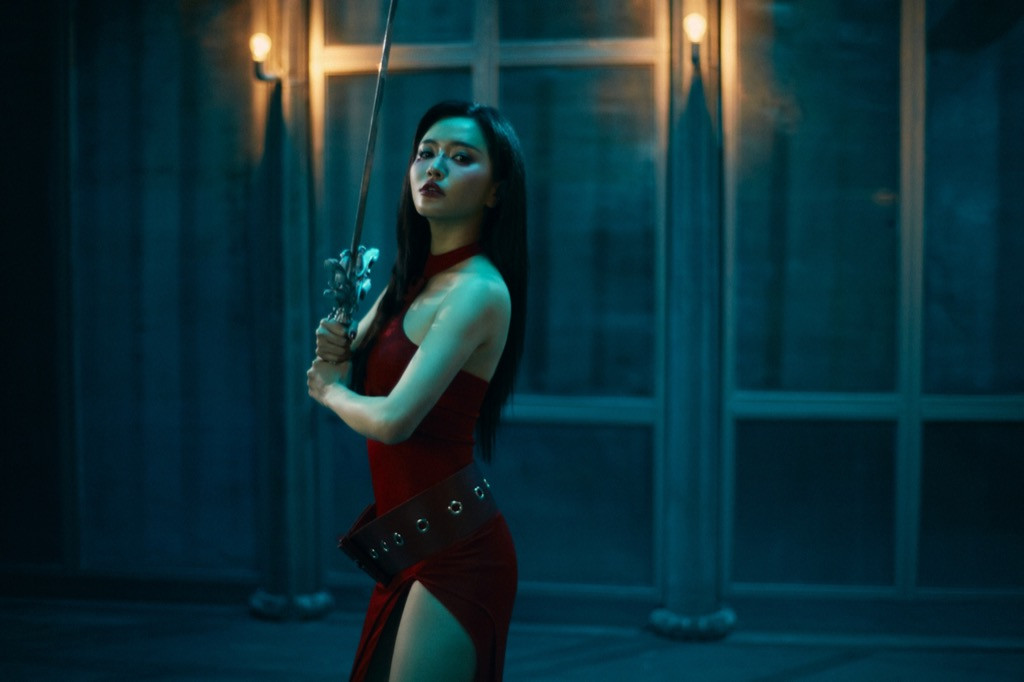 Hai hình ảnh đối lập của Bích Phương trong MV.