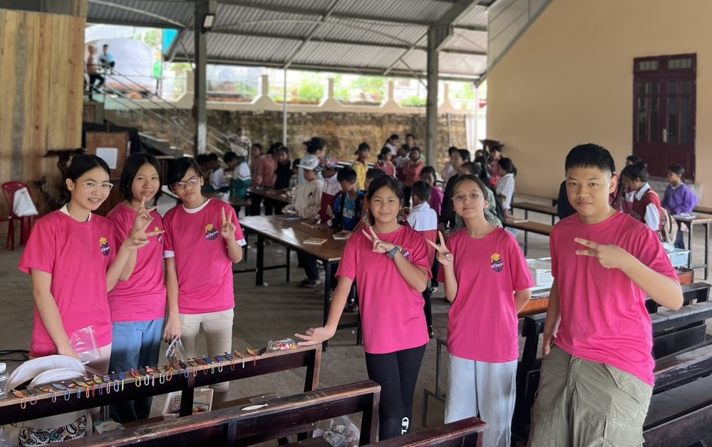 Một số thành viên của dự án dạy Hè iClass.