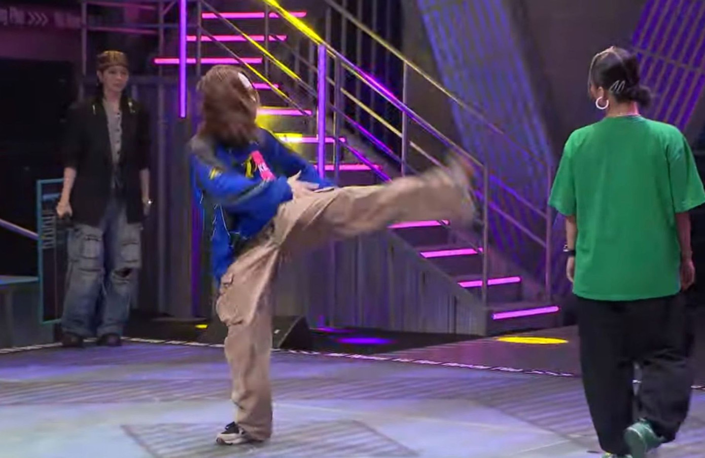 Ke (Hanoi X Girls) nhiều lần sử dụng động tác khá mạnh mẽ và bị giám khảo nhắc nhở.