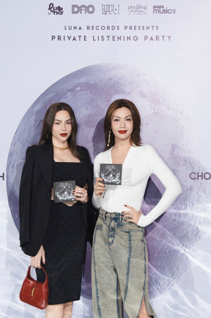 Ca sĩ Hồ Ngọc Hà đến chúc mừng Luna Đào trở lại với âm nhạc.