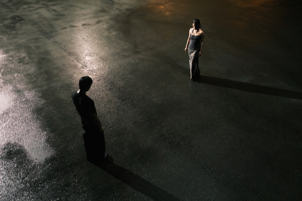 SOOBIN và tlinh chạm mặt nhau ở cuối MV. SOOBIN và tlinh chạm mặt nhau ở cuối MV.