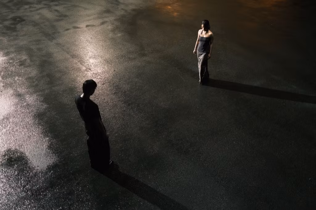 SOOBIN và tlinh chạm mặt nhau ở cuối MV.