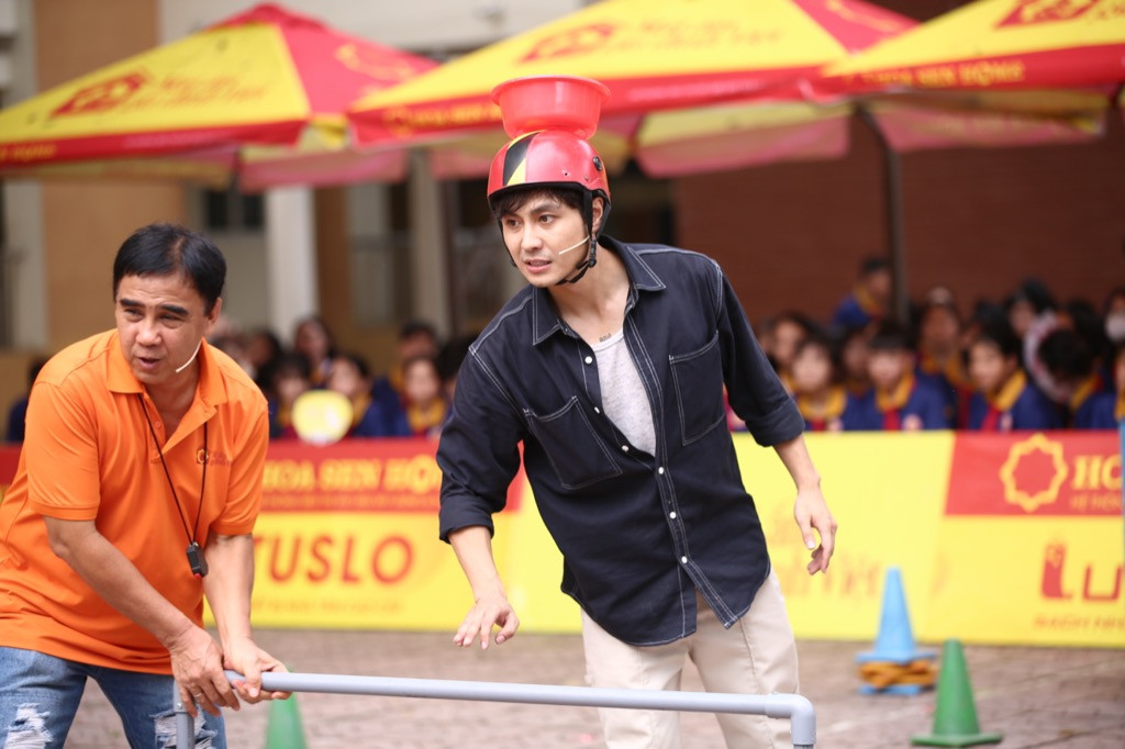 Diễn viên Thanh Sơn thực hiện thử thách để mang về phần thưởng cho các hoàn cảnh khó khăn.