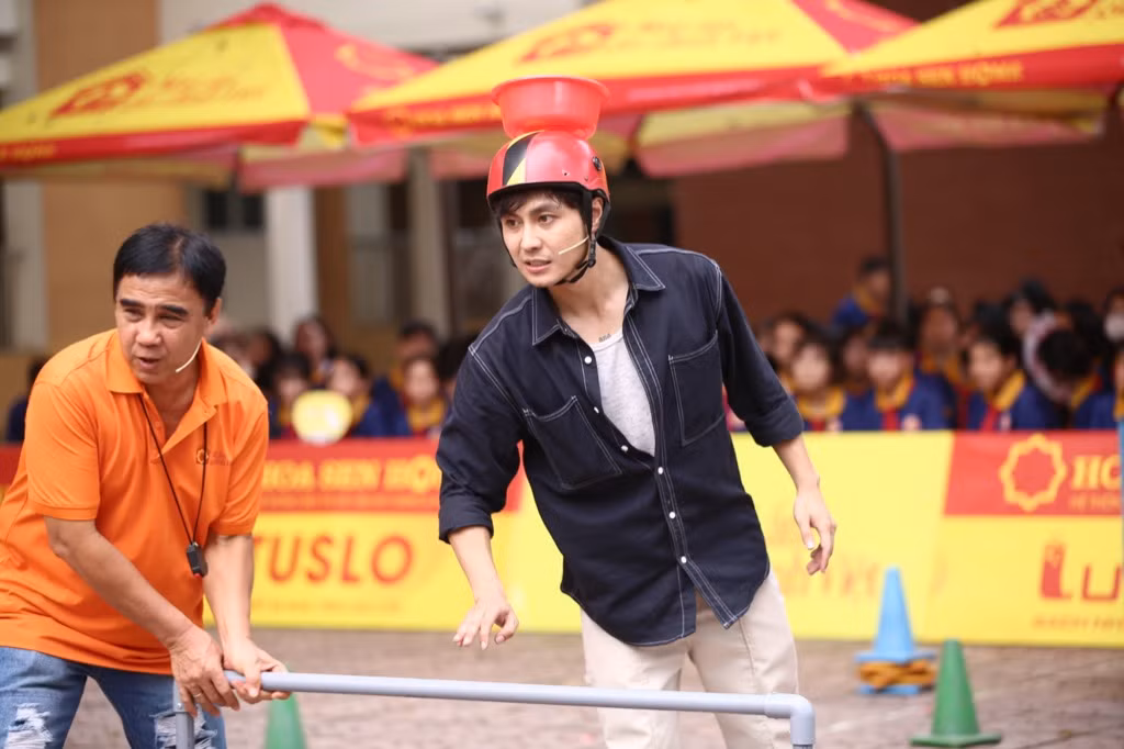 Diễn viên Thanh Sơn thực hiện thử thách để mang về phần thưởng cho các hoàn cảnh khó khăn.