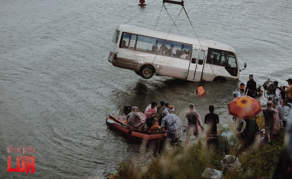 Cảnh quay xe khách gặp tai nạn dưới sông. Cảnh quay xe khách gặp tai nạn dưới sông.