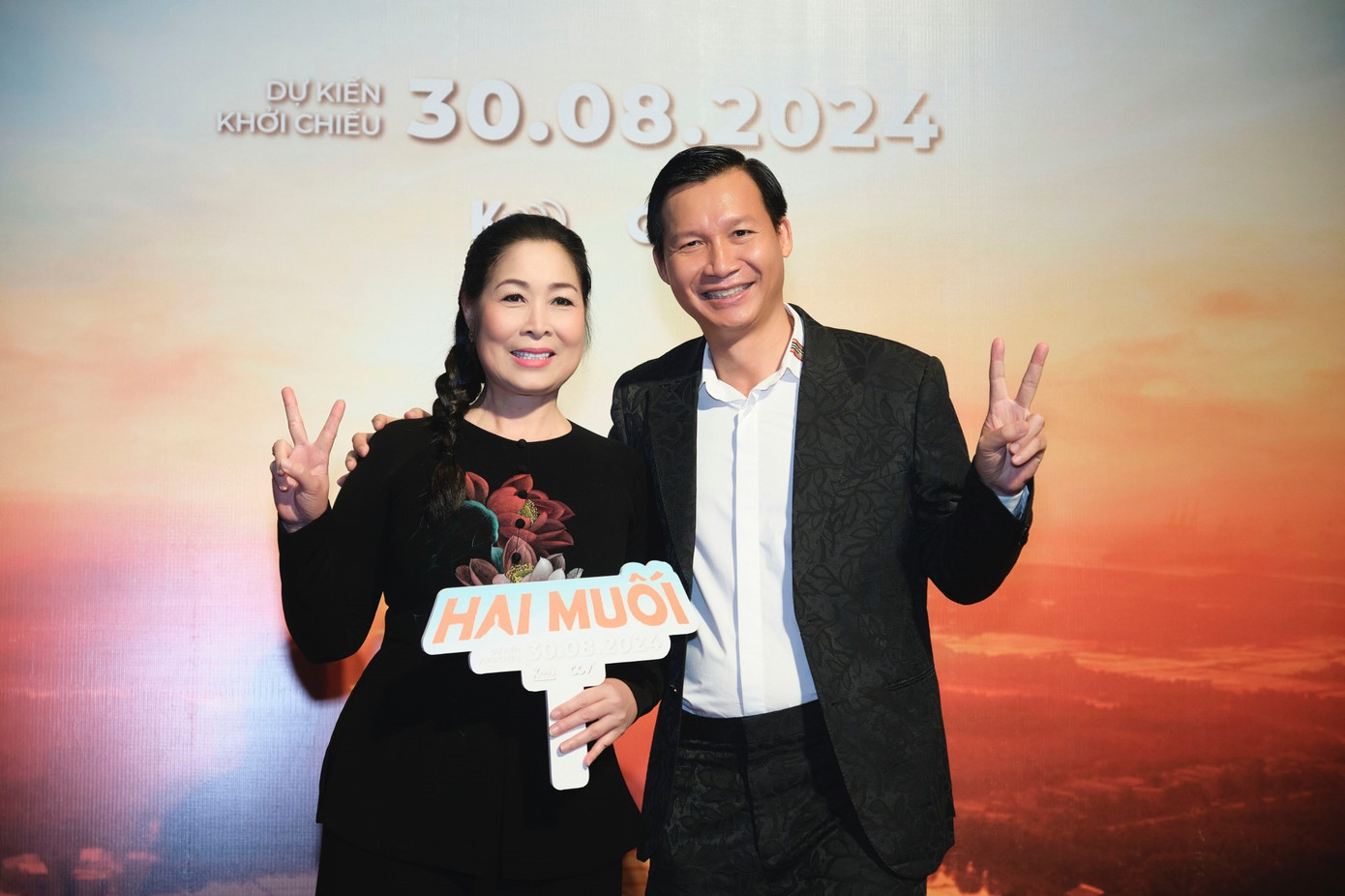 NSƯT Vũ Thành Vinh bên cạnh NSND Hồng Vân.