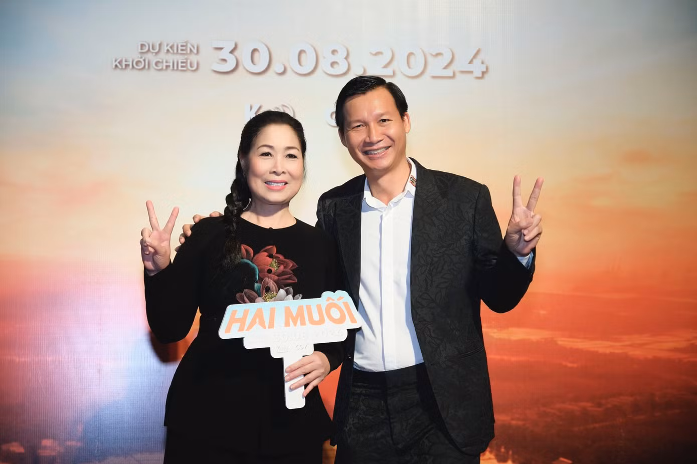 NSƯT Vũ Thành Vinh bên cạnh NSND Hồng Vân.