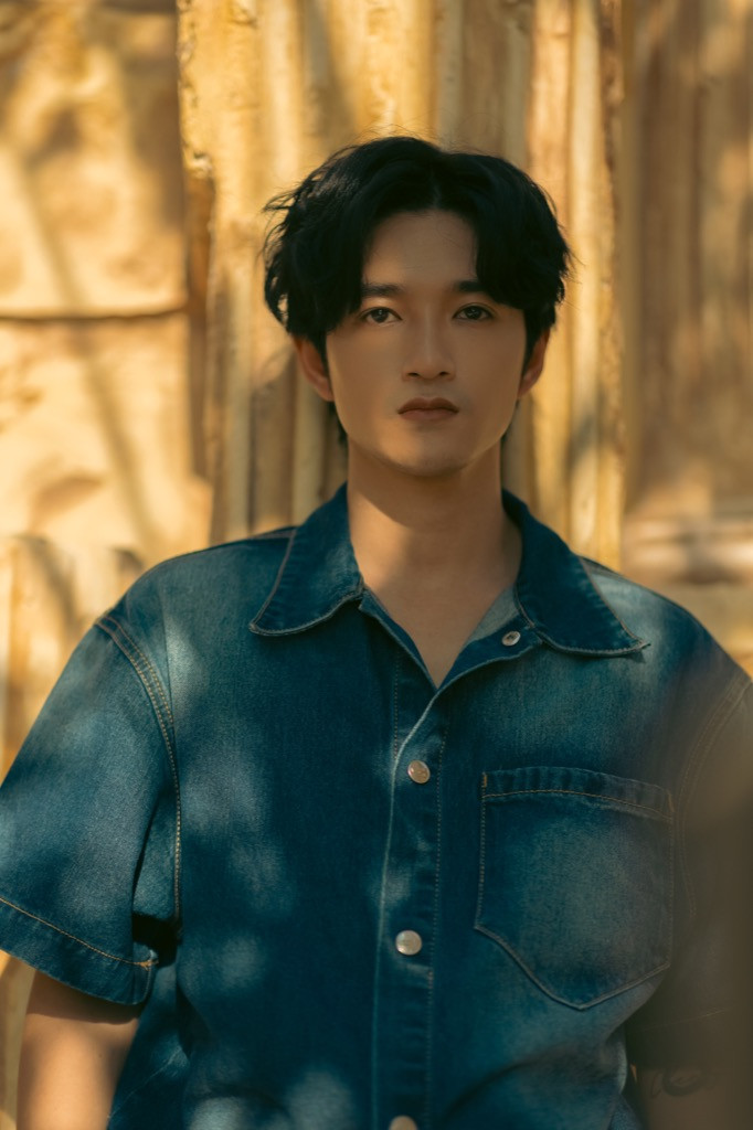 Cheng là giọng ca thể hiện đoạn hook trong MV Luôn yêu đời của Đen Vâu. Cheng là giọng ca thể hiện đoạn hook trong MV Luôn yêu đời của Đen Vâu.