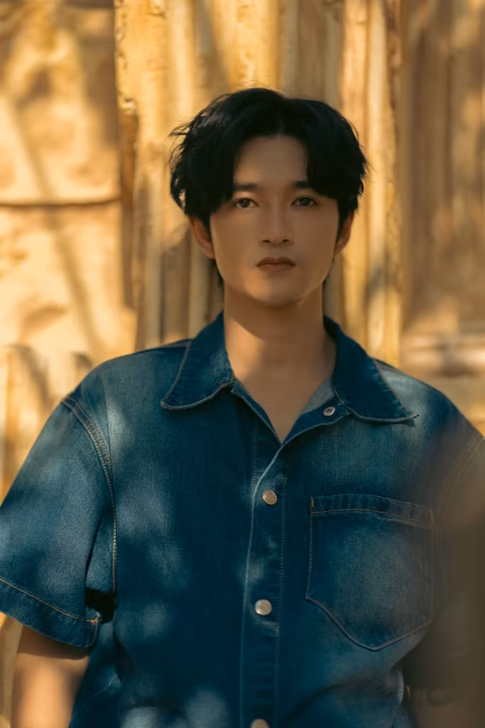 Cheng là giọng ca thể hiện đoạn hook trong MV Luôn yêu đời của Đen Vâu.