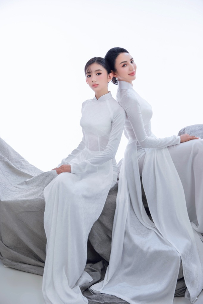 Vừa qua, Ngọc Diễm cùng con gái trình diễn ở vị trí first face cho BST của NTK Việt Hùng tại Lễ hội Áo dài TP.HCM.