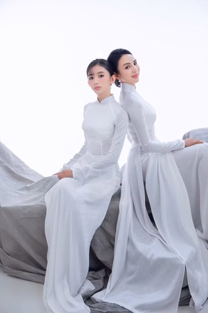 Vừa qua, Ngọc Diễm cùng con gái trình diễn ở vị trí first face cho BST của NTK Việt Hùng tại Lễ hội Áo dài TP.HCM.