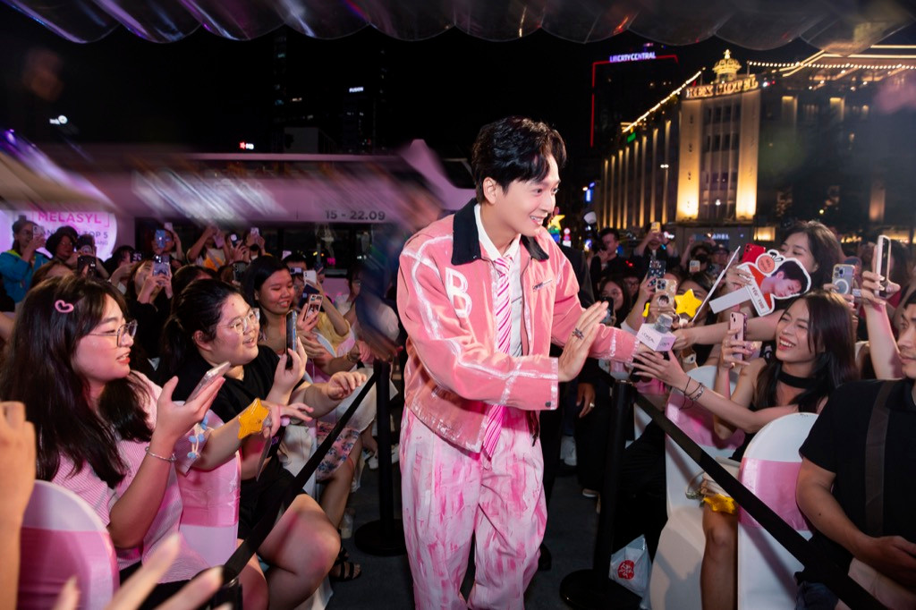 Ngô Kiến Huy trong vòng vây của người hâm mộ.