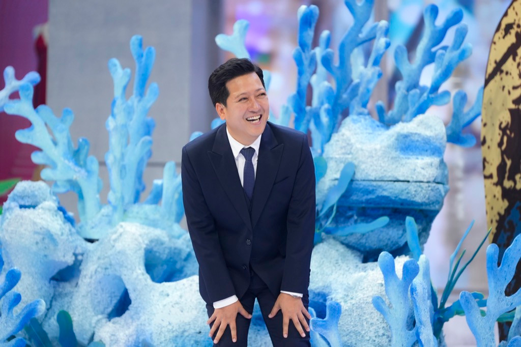 2 Ngày 1 Đêm mùa 3 vừa lên sóng, Trường Giang đã tranh thủ "chạy show" cùng dàn cast mới. 2 Ngày 1 Đêm mùa 3 vừa lên sóng, Trường Giang đã tranh thủ "chạy show" cùng dàn cast mới.