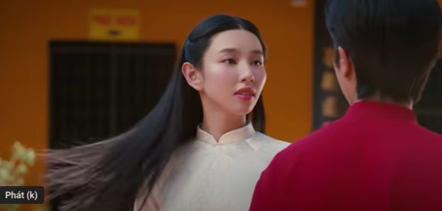 Hoa hậu Thùy Tiên có màn xuất hiện đầy bất ngờ ở cuối MV.