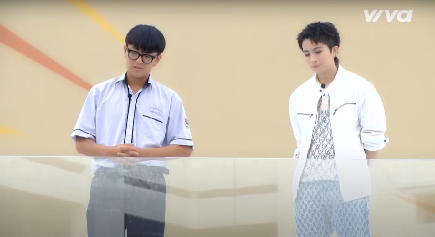 Nam sinh Minh Dũng chia sẻ câu chuyện của bản thân trên bục dũng khí.