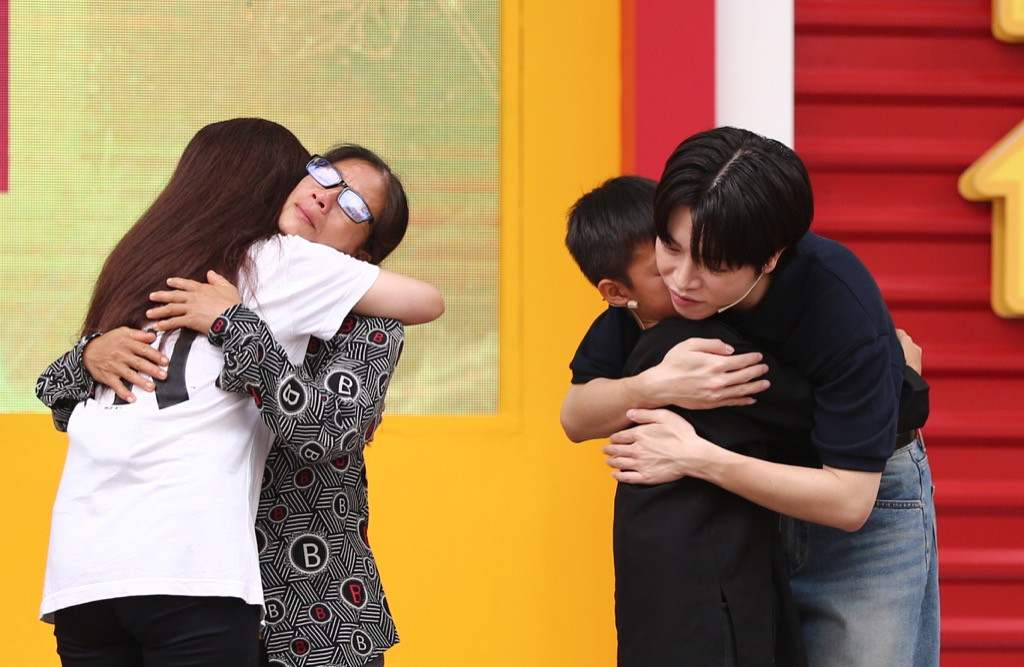 Hoa hậu H’Hen Niê, ca sĩ Đức Phúc động viên các em nhỏ mồ côi trong chương trình.