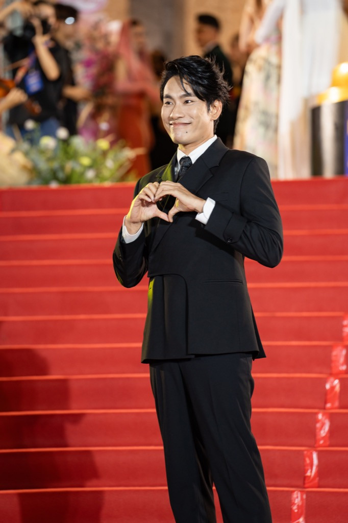 Xuất hiện trên Thảm đỏ Ngôi Sao Xanh từ rất sớm, diễn viên Kiều Minh Tuấn vui vẻ "thả tim". Xuất hiện trên Thảm đỏ Ngôi Sao Xanh từ rất sớm, diễn viên Kiều Minh Tuấn vui vẻ "thả tim".