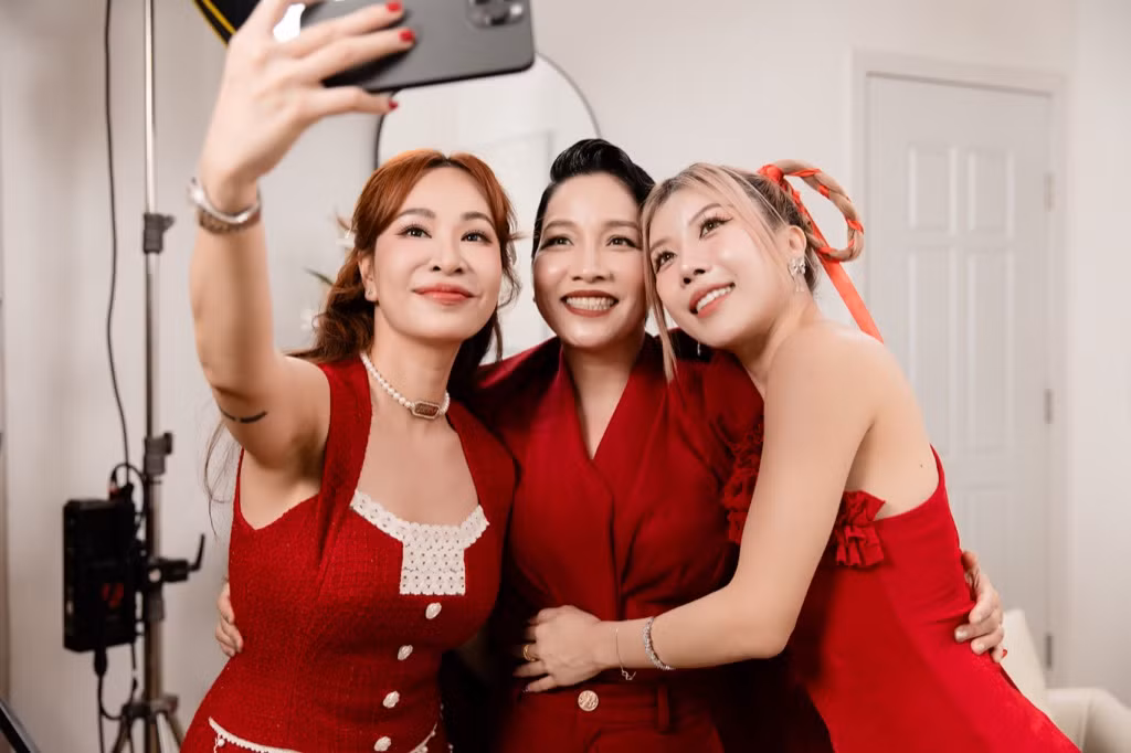 Xuyên suốt buổi trò chuyện, Trang Pháp khóc rất nhiều và bị hai chị Mỹ Linh, Uyên Linh trêu là “team Thu Phương" (vì khóc nhiều như nhau).
