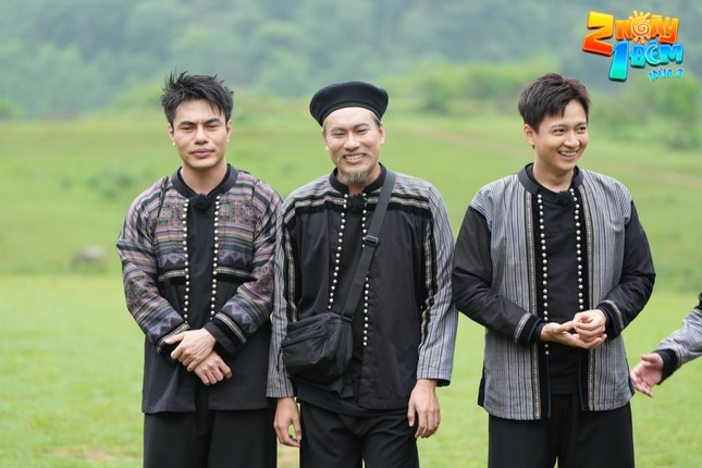 Tạo hình "chú Sáu" Kiều Minh Tuấn trong 2 Ngày 1 Đêm. Tạo hình "chú Sáu" Kiều Minh Tuấn trong 2 Ngày 1 Đêm.