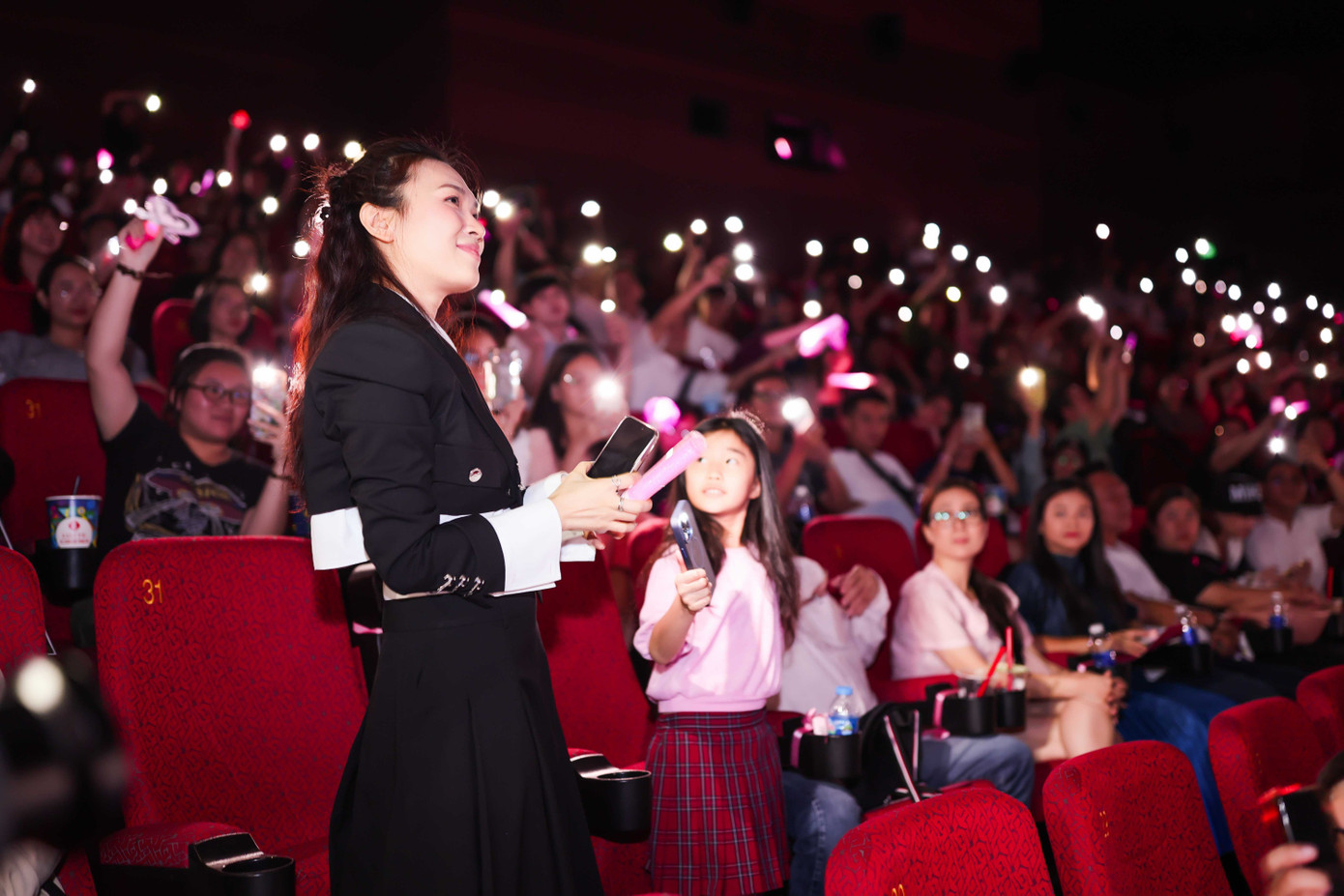 Nữ ca sĩ cầm lightstick, hào hứng giao lưu cùng khán giả. Nữ ca sĩ cầm lightstick, hào hứng giao lưu cùng khán giả.